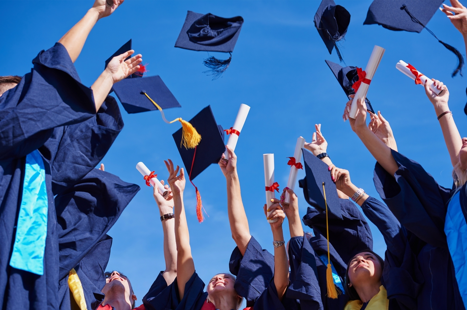 Birretes de graduación lanzados al aire